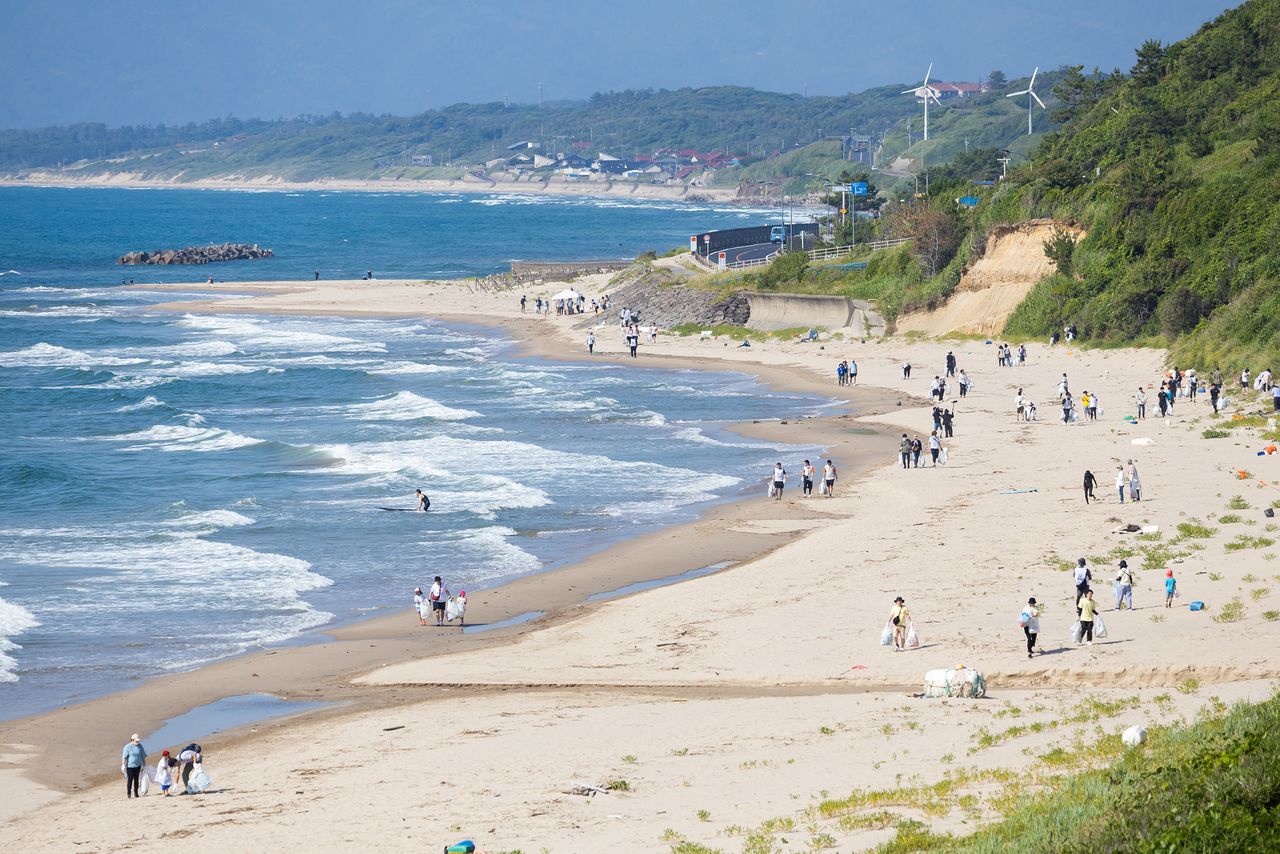 選手們在廣闊的比賽區域裡奔走