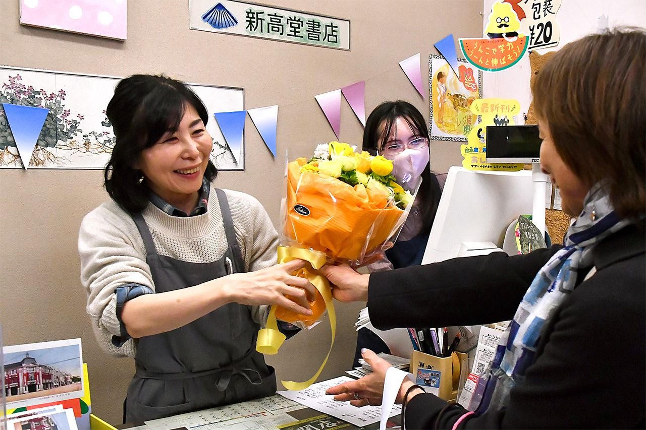 書店營業的最後一天，老顧客獻上花束給店長梅田美音