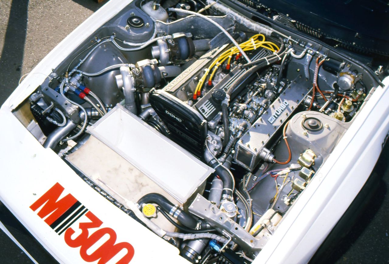 日本汽車研究所的高速環狀線，一般稱為「谷田部」。1983年，日本國產改裝車首次達到超過300公里/小時的極速測試車輛「HKS M300」（由《Option》編輯部提供）