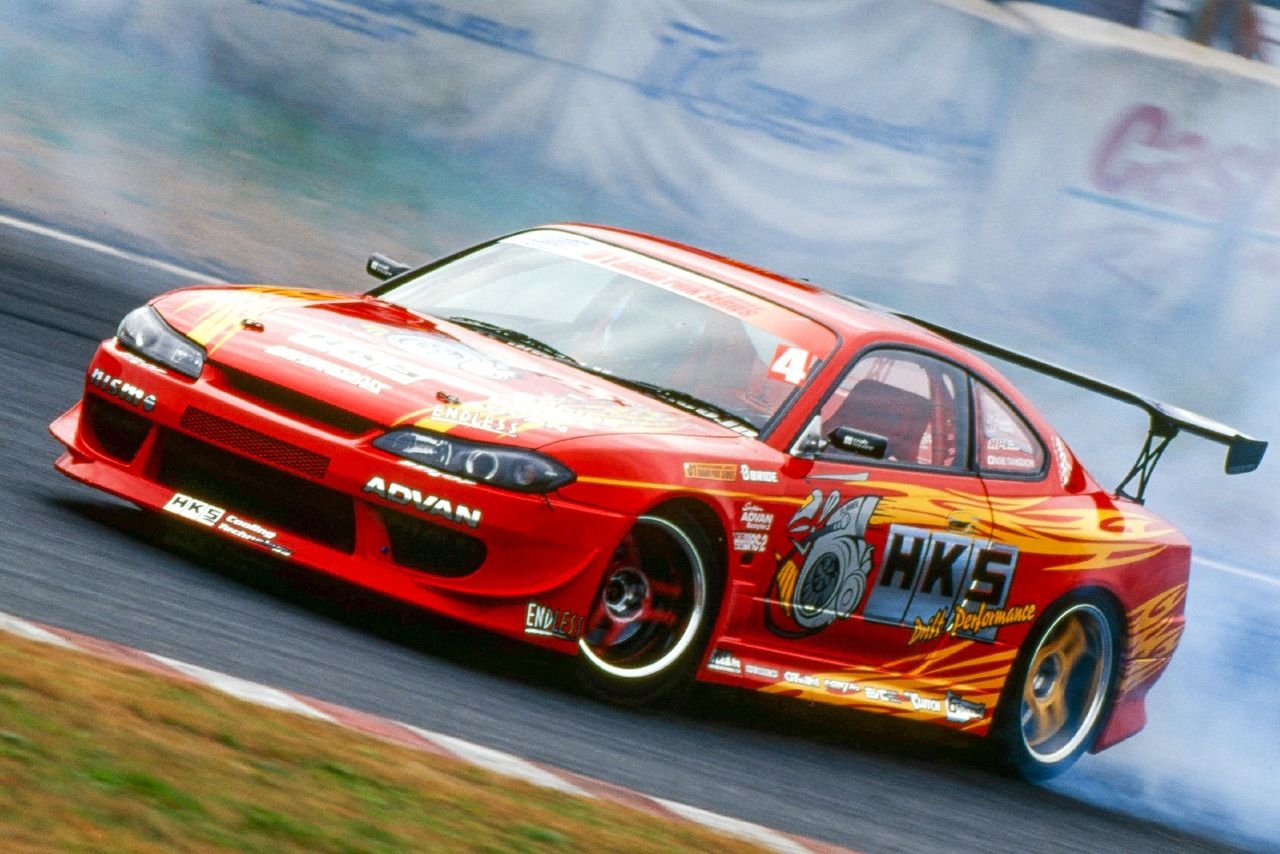 如今，已經廣泛流行至全球的「甩尾」源自於山路與碼頭，且在2000年代初期成為D1 Grand Prix競技賽事。照片為HKS Hyper Silvia RS-2（由《Option》編輯部提供）