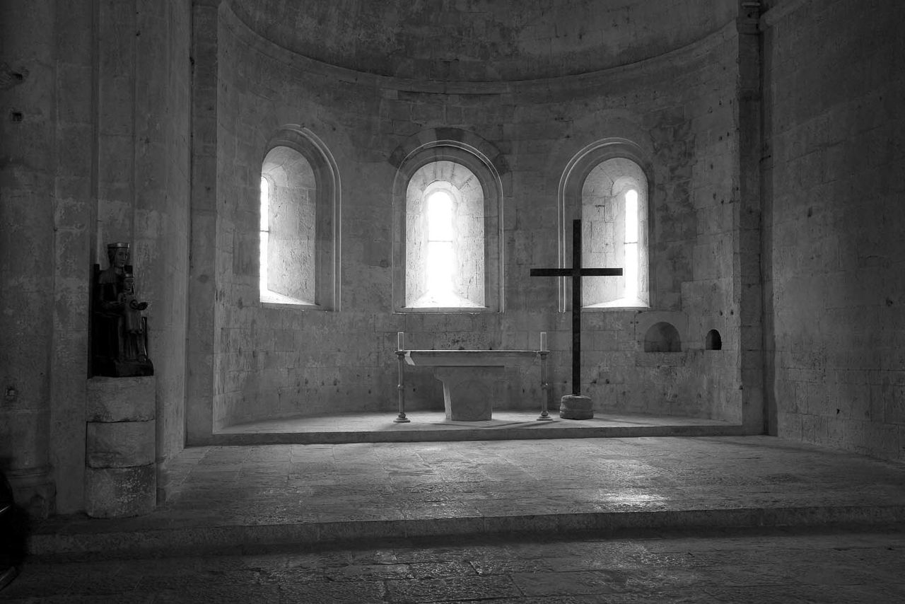 摘自寫真集《石與光 熙篤會修道院》，該作品集收入了在建於歐洲中世紀的羅馬式建築&mdash;&mdash;熙篤會修道院拍攝的照片