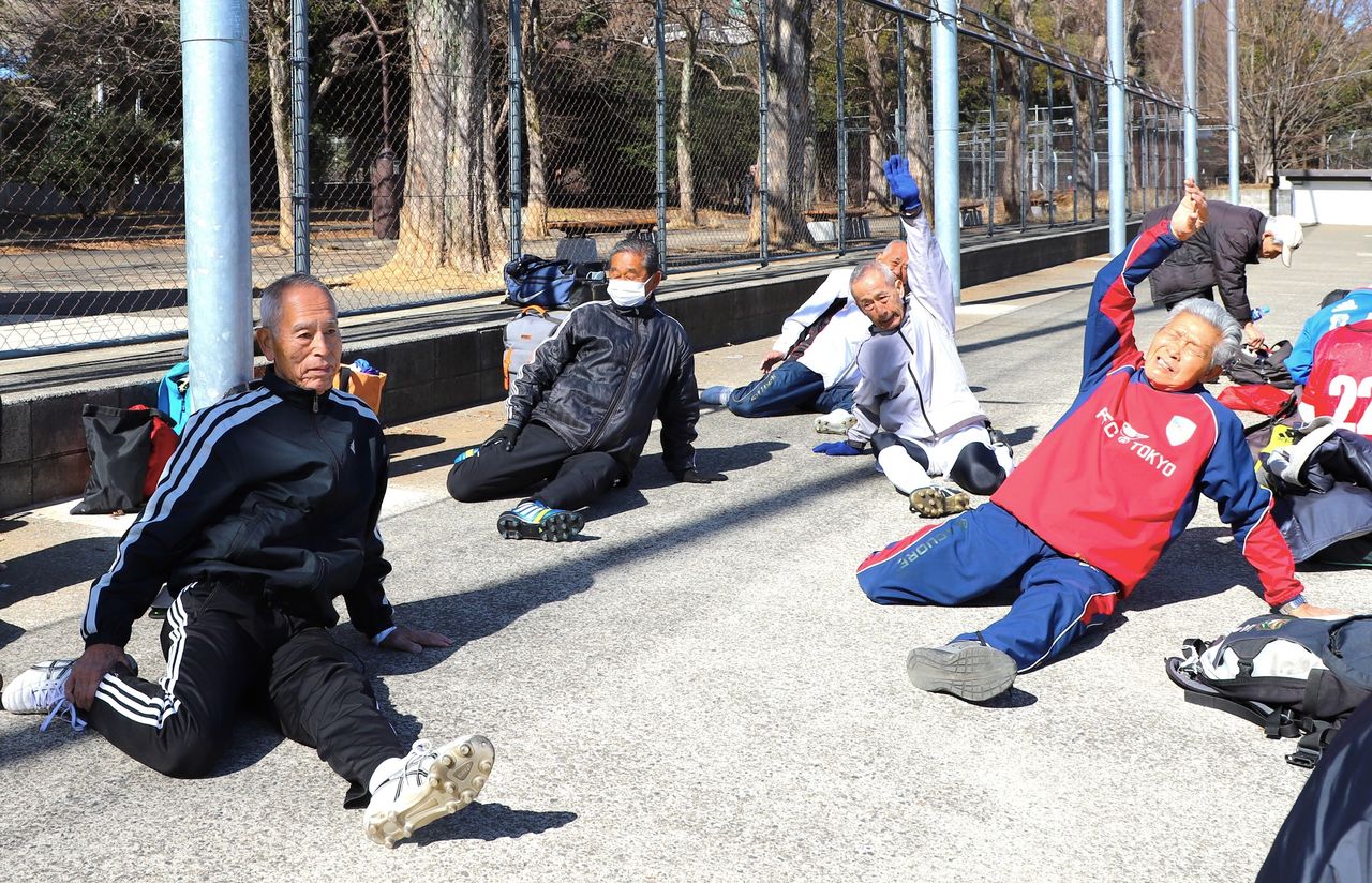 在比賽前,球員們會先認真地進行熱身運動。由於熱身不充分而導致受傷的風險比年輕時更大(天野久樹攝影)