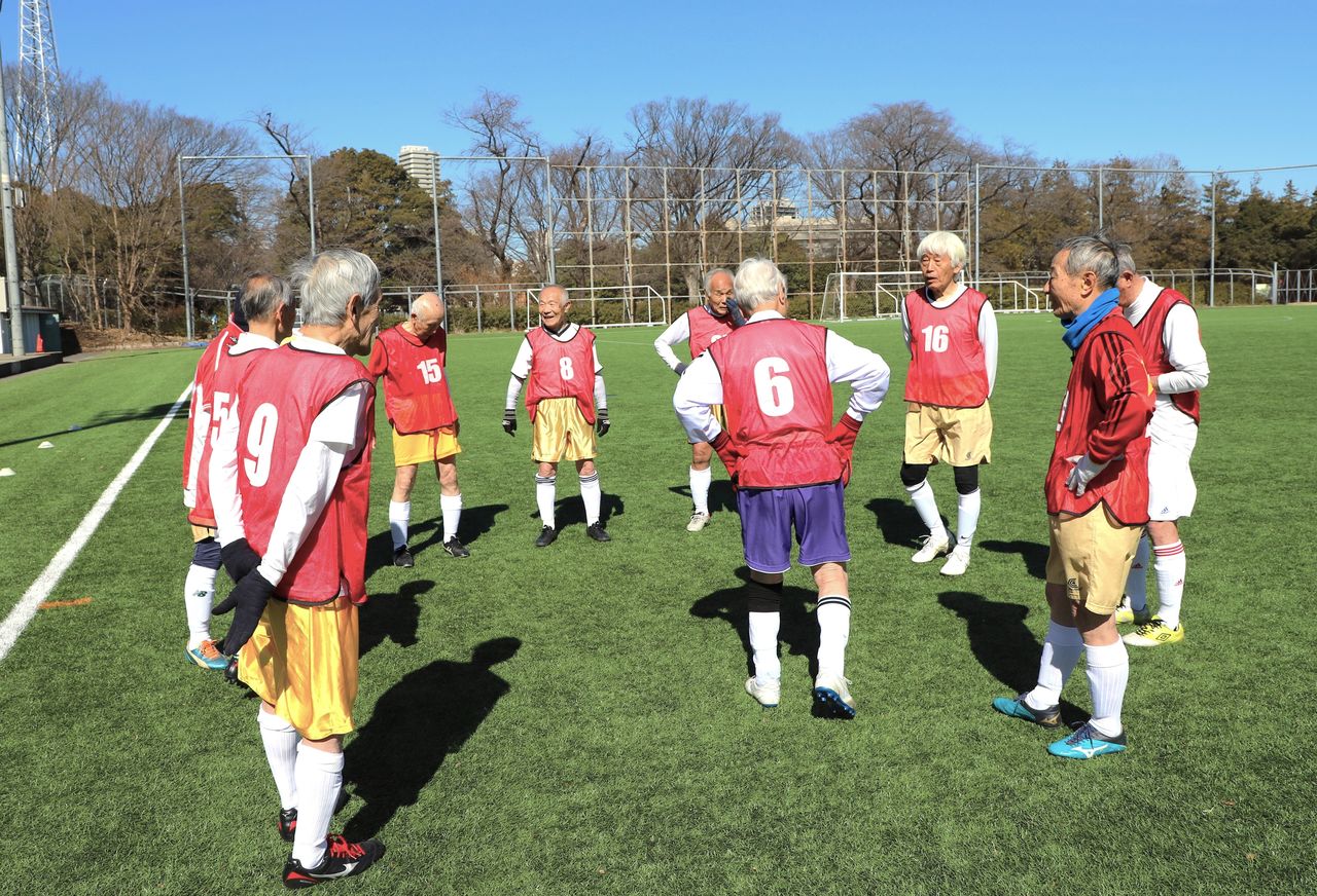 比賽前的紅星隊球員們。穿金色球褲的是「年輕球員」,穿紫色球褲的是「資深球員」(天野久樹攝影)
