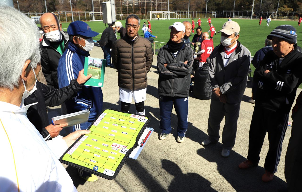 賽前準備時的場景。許多球員年輕時都是足球能將,因此對戰術有很深的理解(天野久樹攝影)