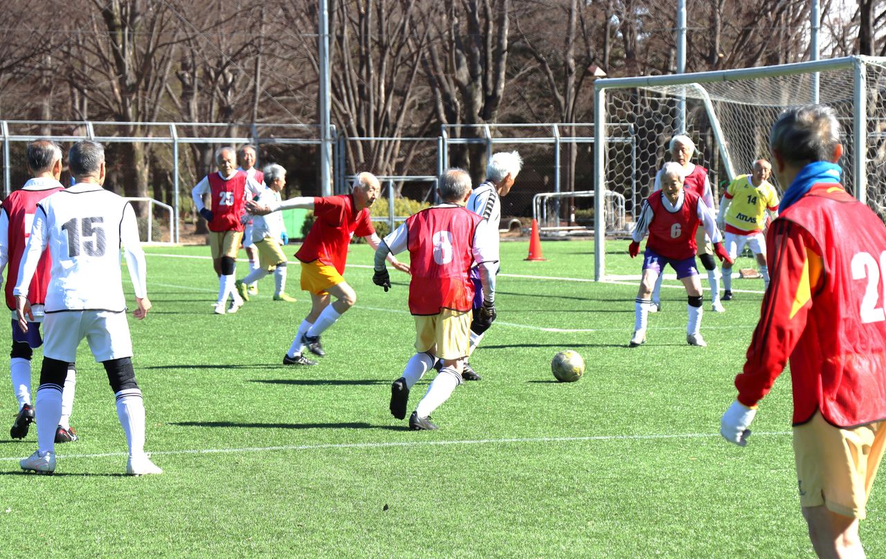 球員們比賽時的靈活身姿讓人很難相信他們已經80多歲。連踢過球的筆者也對此感到驚訝(天野久樹攝影)