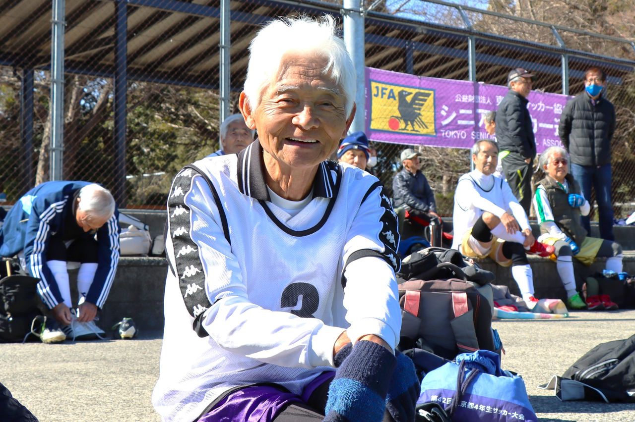 白熊隊隊員半田進(上)和紅星隊的竹內民雄(下)。兩人都希望自己今後繼續提升球技(天野久樹攝影)