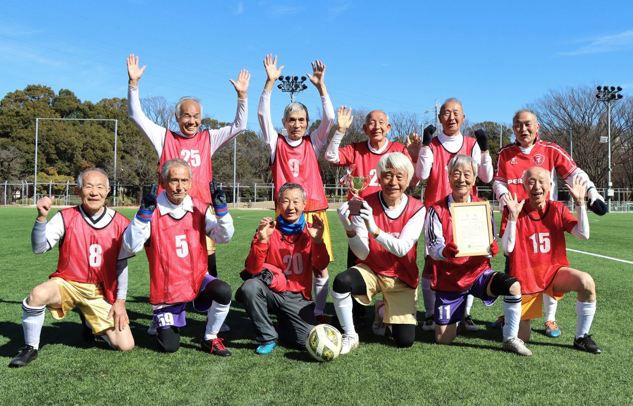榮獲O-80聯賽首屆冠軍的紅星隊的隊員們(天野久樹攝影)