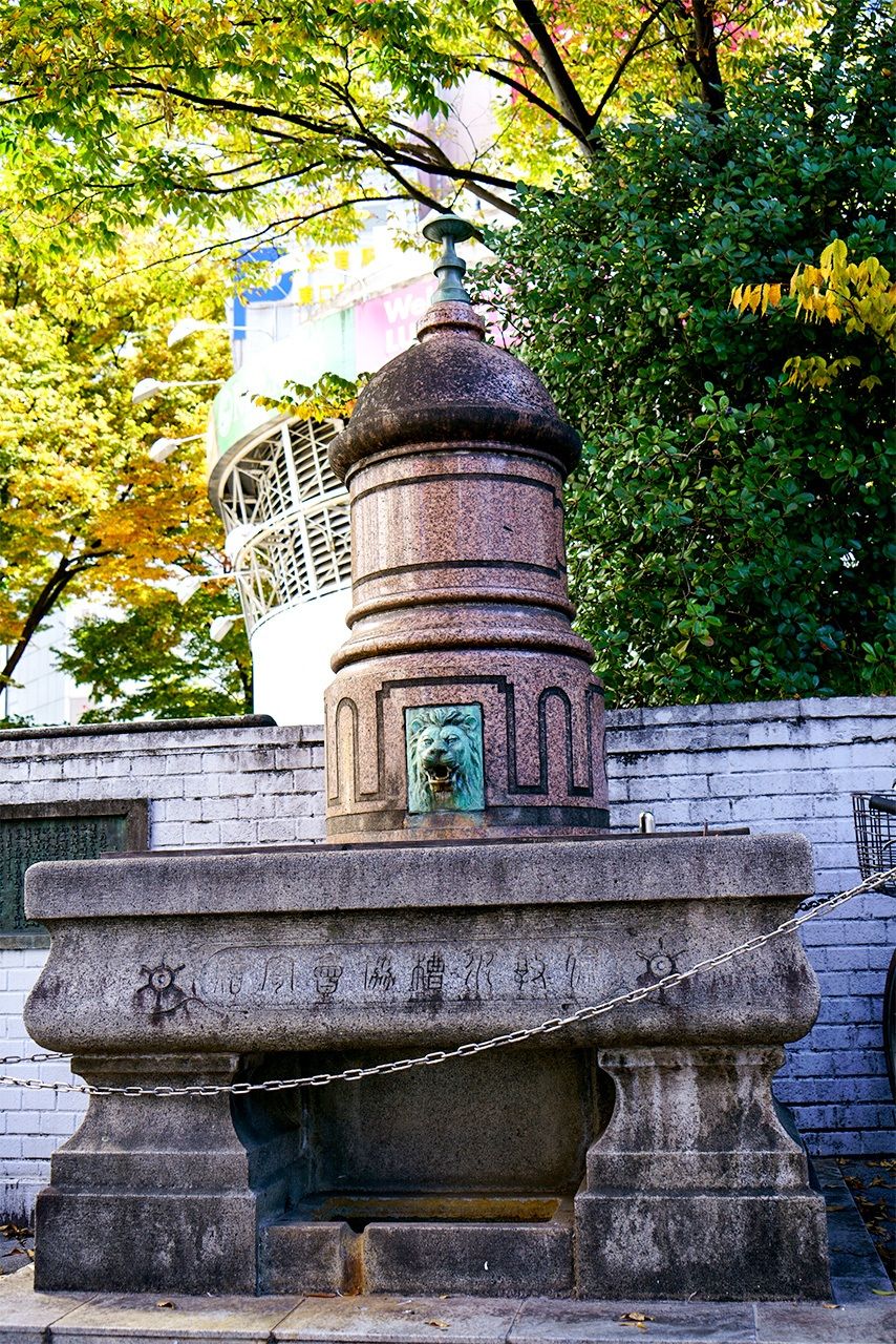 新宿東口廣場的馬水槽。鮮少有人知道它的存在(PIXTA)