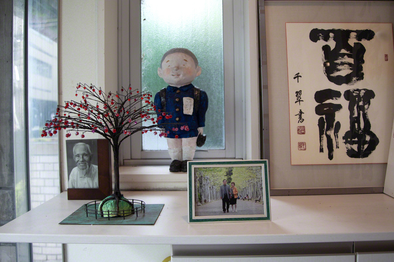 照相館門口擺著一幅寓意為「福氣多多」的書法作品