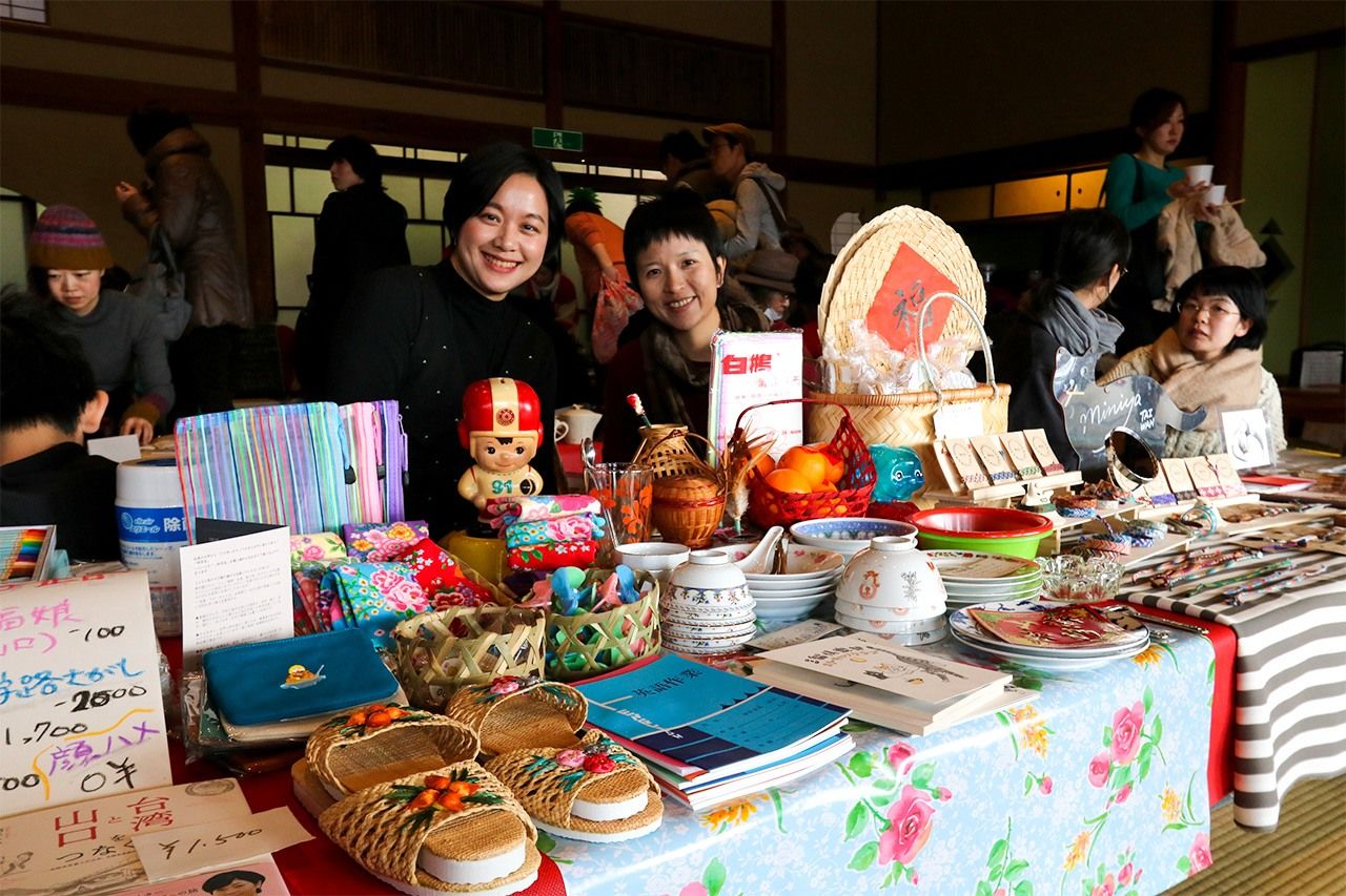 陳列臺灣懷舊雜貨的盧思蓉女士（左）和從臺灣一起來參加的友人（筆者攝影）