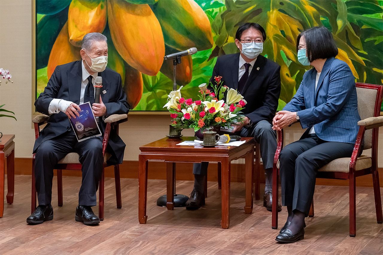 日本前首相森喜朗，日前率領弔唁團來臺灣向過世的李登輝致意，並接受蔡英文總統接見。（臺灣總統府提供）
