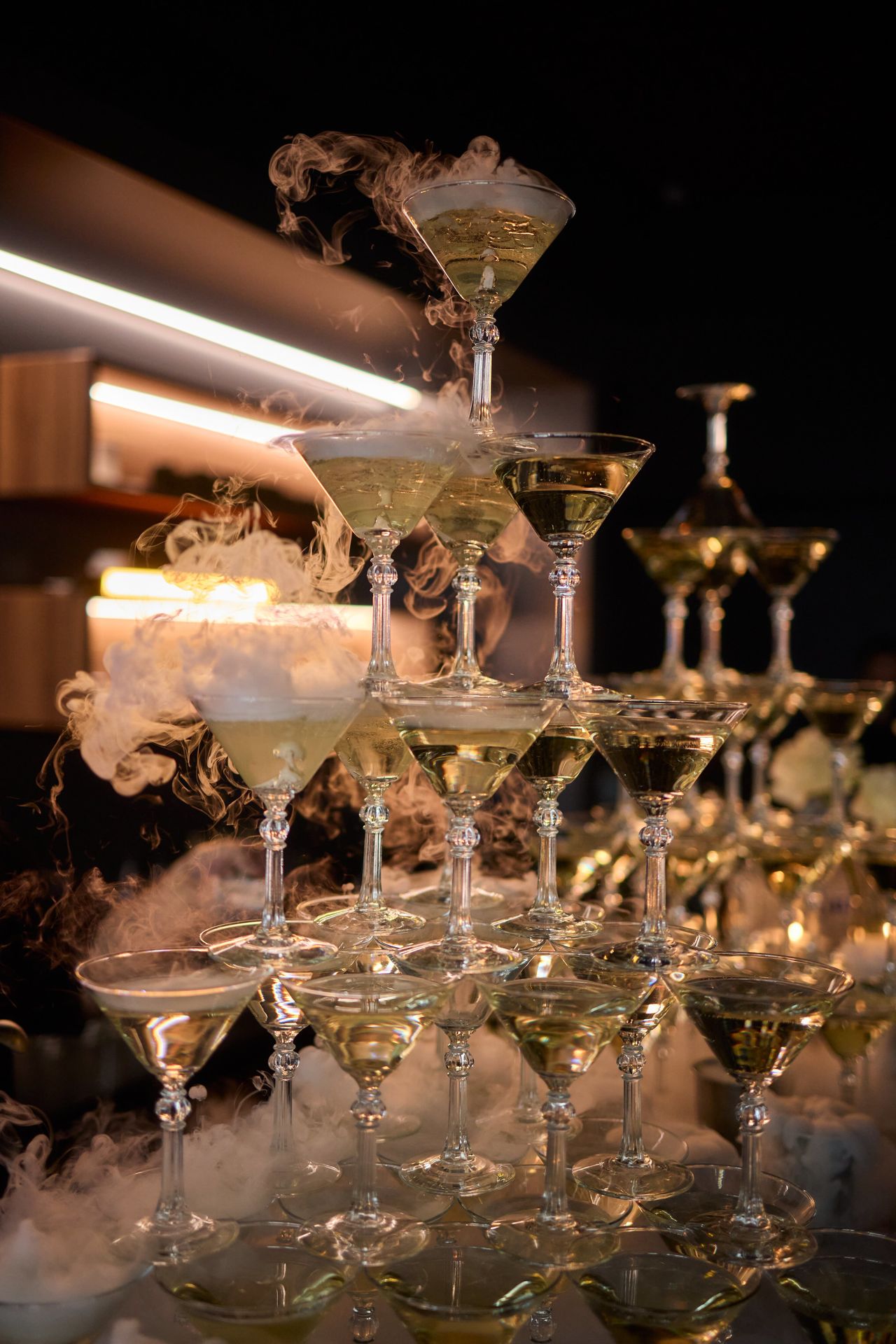 香檳塔。壘起的杯子數量決定消費金額(PIXTA)