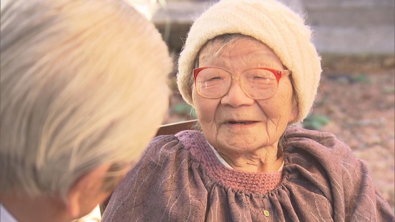 安江玲子招呼宏之先生,神情柔和地與他交談 ©朝日電視台