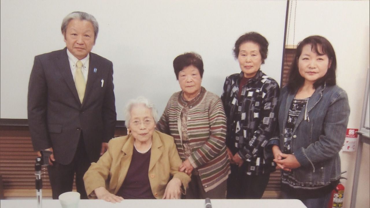 2013年,在滿蒙開拓和平紀念館舉行的親身講述者演講會上,水野Tazu女士(中)雖然沒有開口發言,但將心意託付給安江善子女士(左起第二位) ©朝日電視台