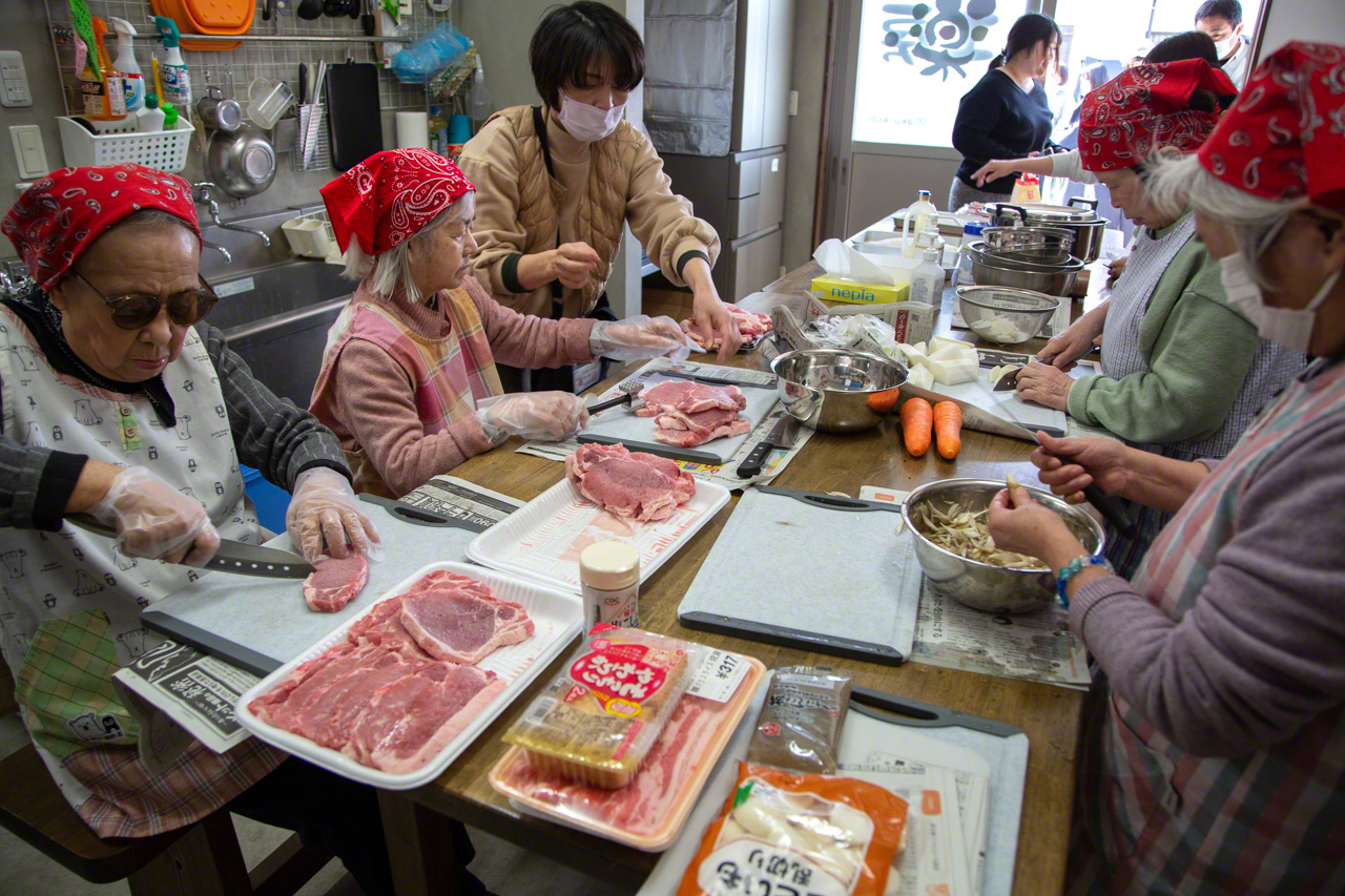 即使罹患失智症，阿嬤們依然是人生的前輩，熟練的刀工令人讚嘆