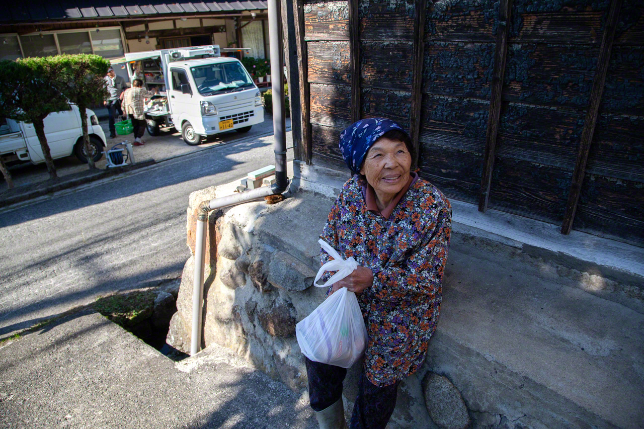 90歲的老奶奶買了魷魚:「今晚就來煮燉魚吧。」