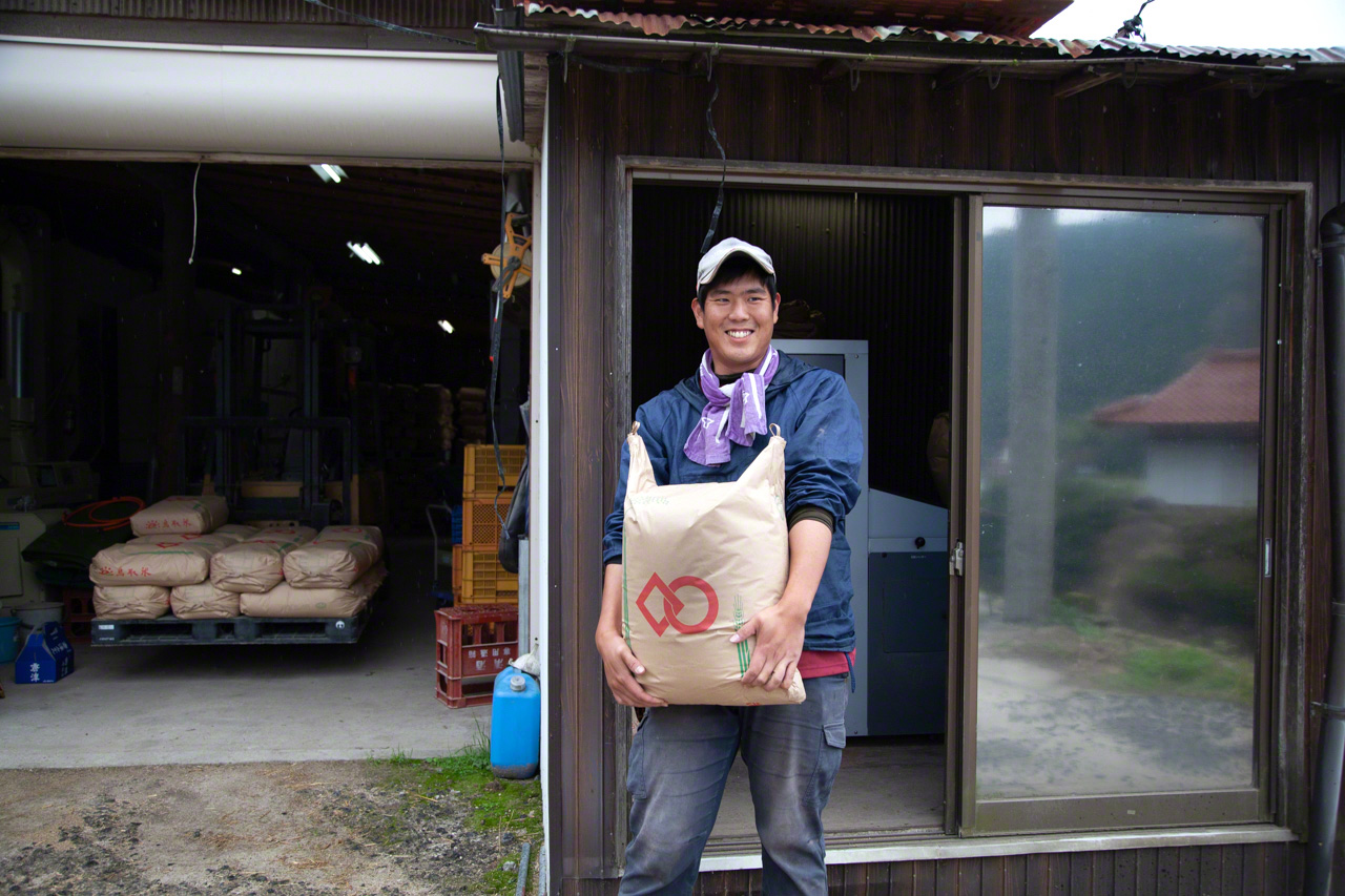 川北正在搬運精製白米。他表示,未來希望能在日野町擁有屬於自己的事業