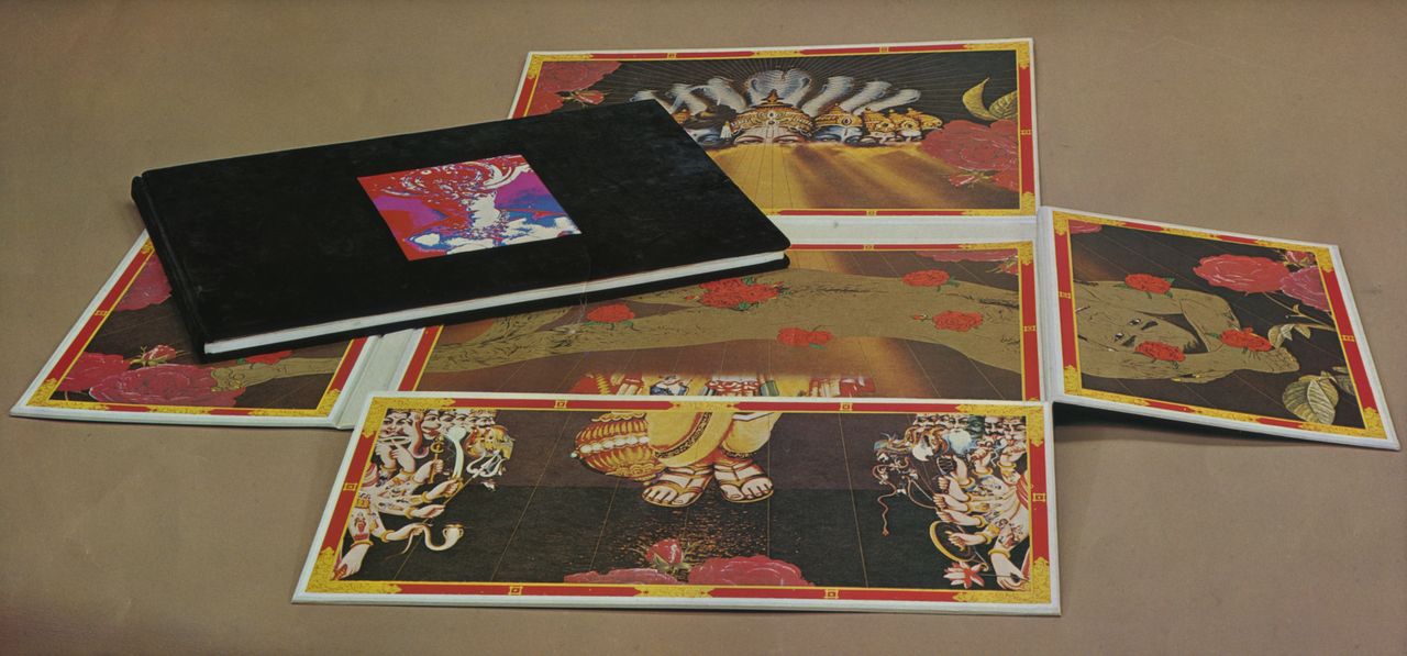 1971年出版，由橫尾忠則負責設計裝幀的新版《薔薇刑》。打開裝有寫真集的外盒，橫尾所畫的三島印度式涅槃像便躍然眼前。