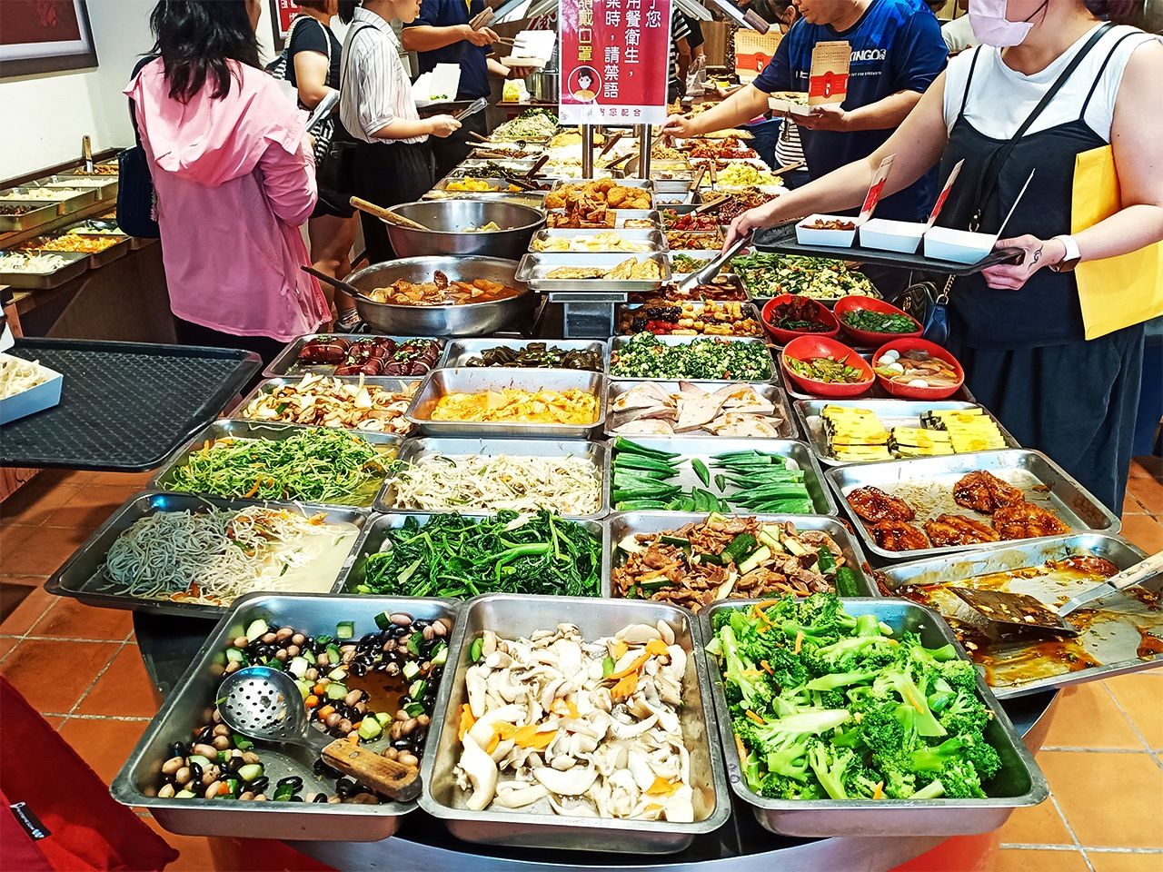 臺灣便當菜的特色在於選擇多，可以自由搭配，飽足感也非常夠。（筆者攝影）