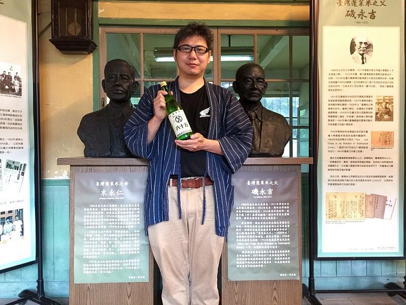 筆者於臺北磯小屋內的磯永吉、末永仁銅像前拍攝（筆者提供）