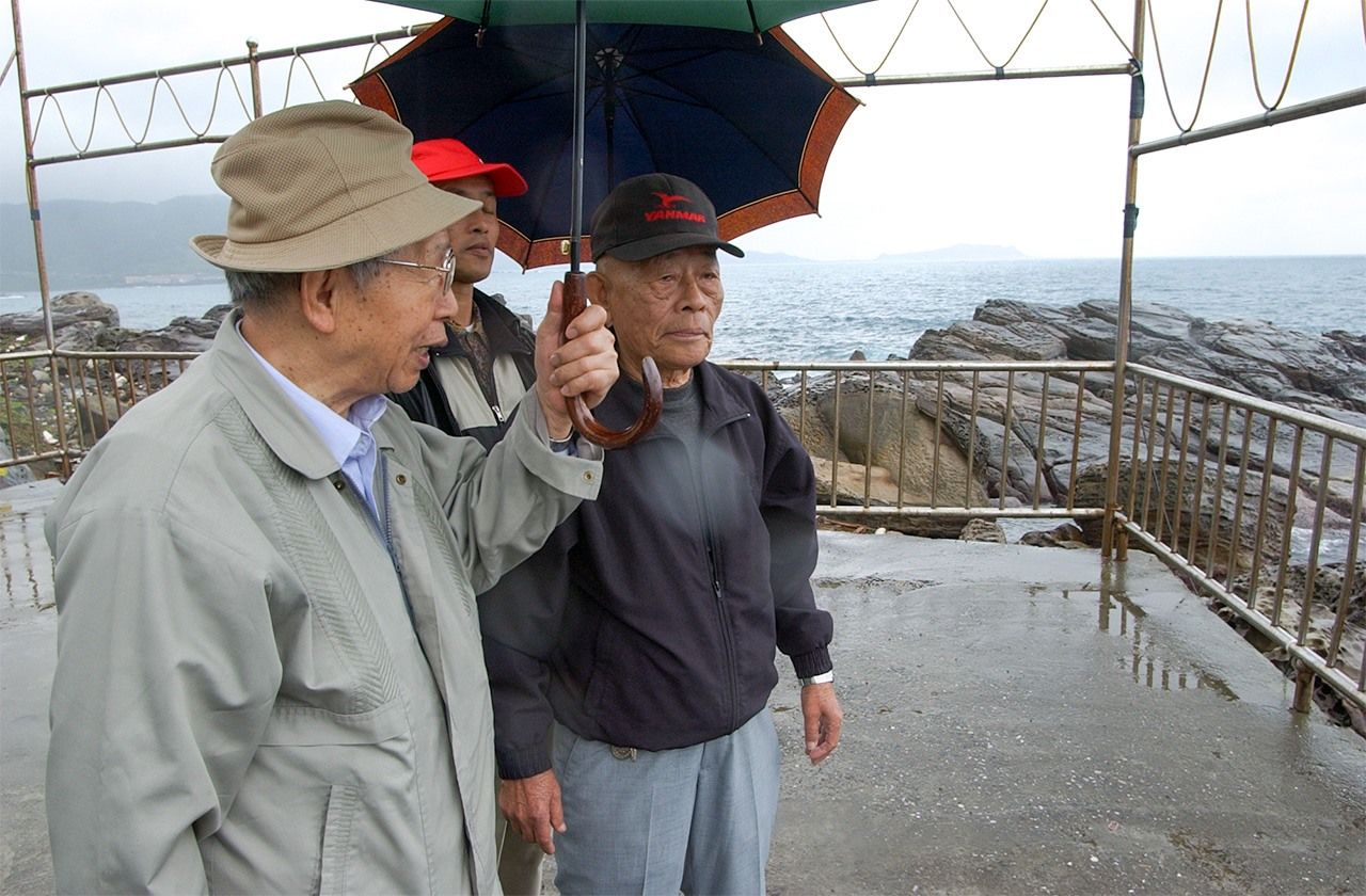 協助榮丸遇難者的張添茂（右）＝2007年4月6日、臺灣基隆市的外木山海岸