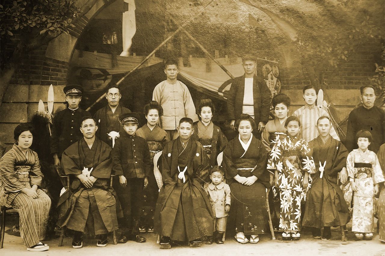 在台北館前集結的庄太郎家族與工作人員。