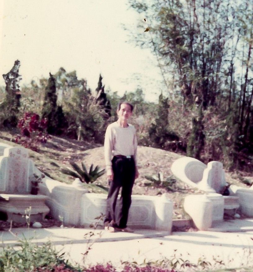 站在葉陶女士墳墓前的楊逵先生，1973年3月（筆者攝影）