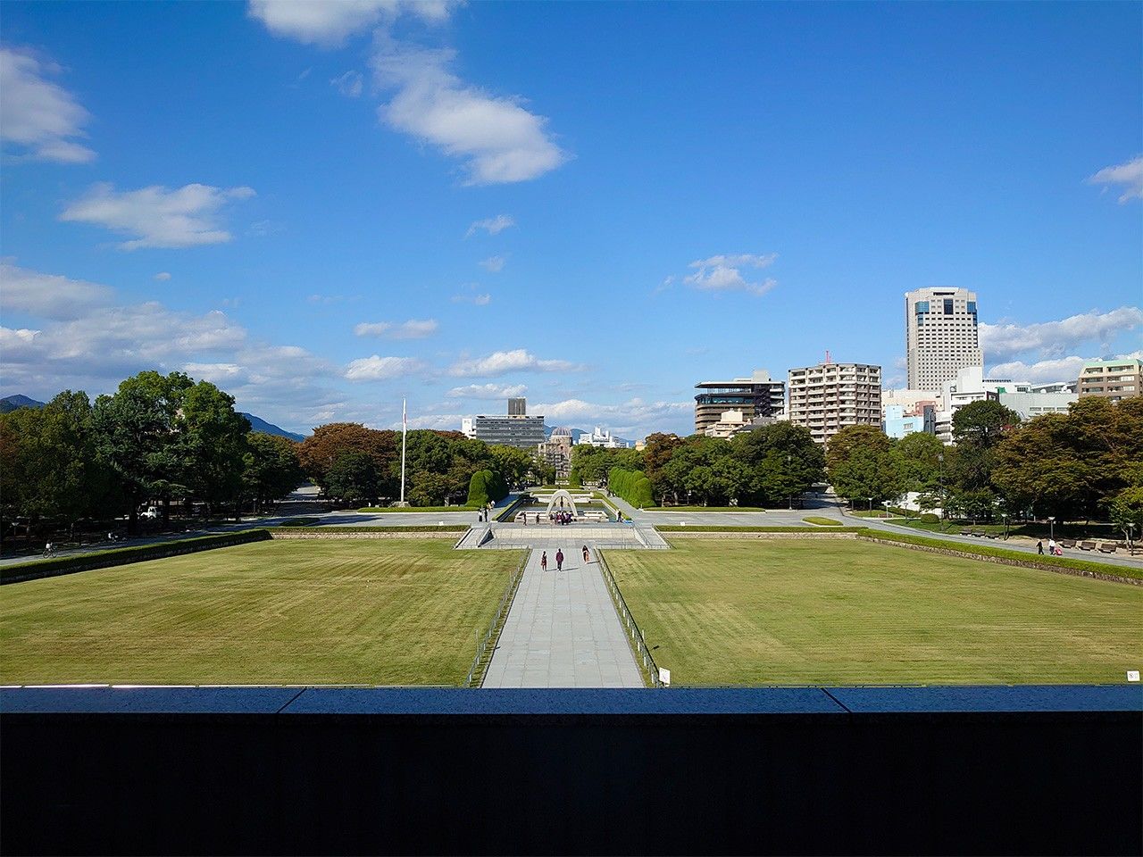 從原爆紀念館內俯瞰和平紀念公園（筆者攝影）