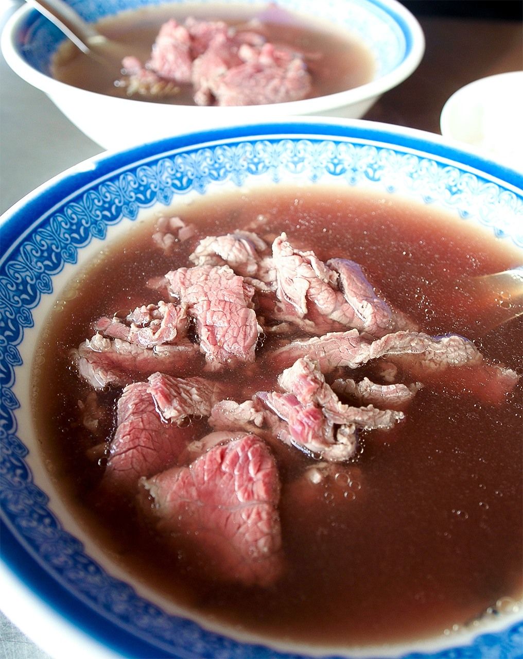 台式牛肉湯、是將熱高湯注入生肉中即刻食用的料理（筆者攝影）