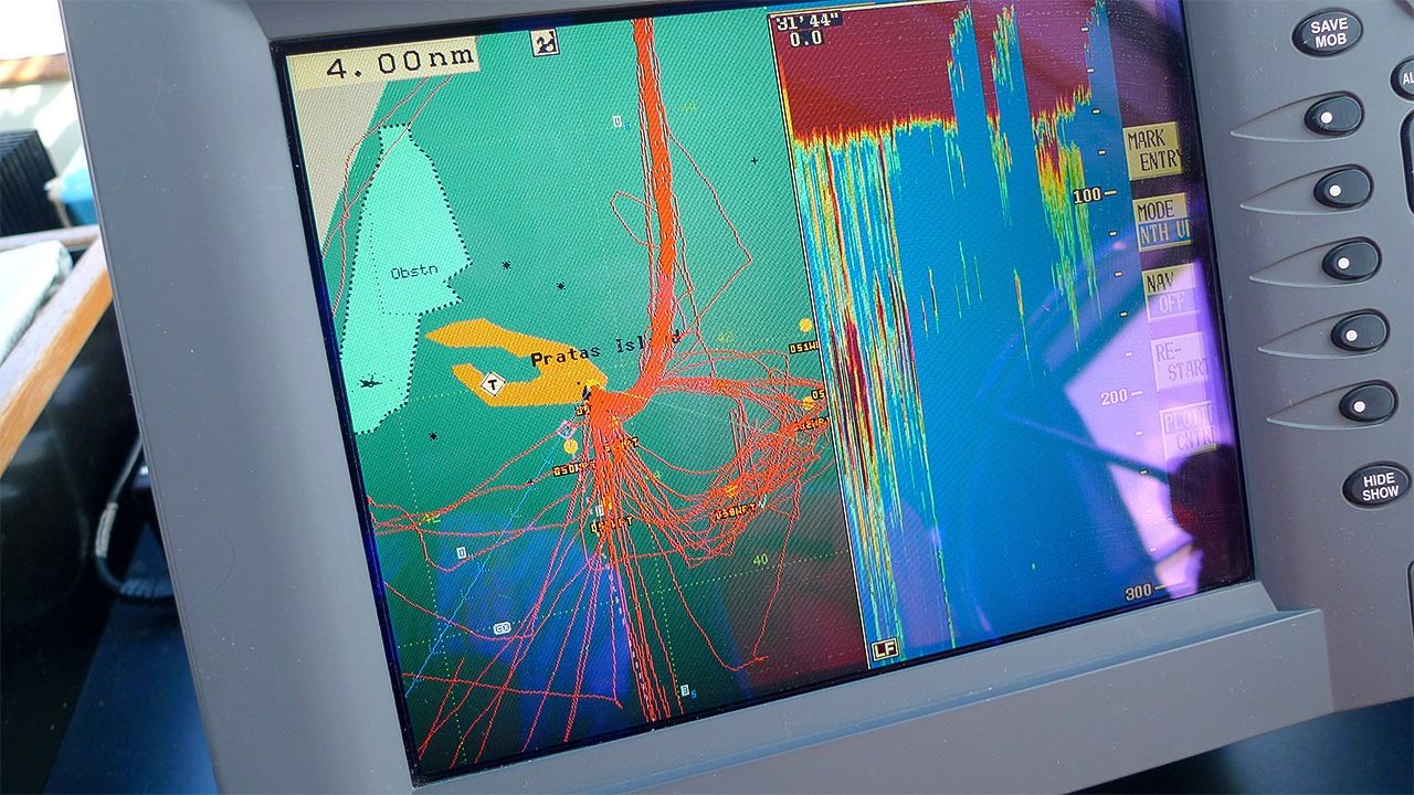 航行於環礁內的船的雷達。可看到標示有東沙的英文名“Platas”。各式生態調查正多方進行中。