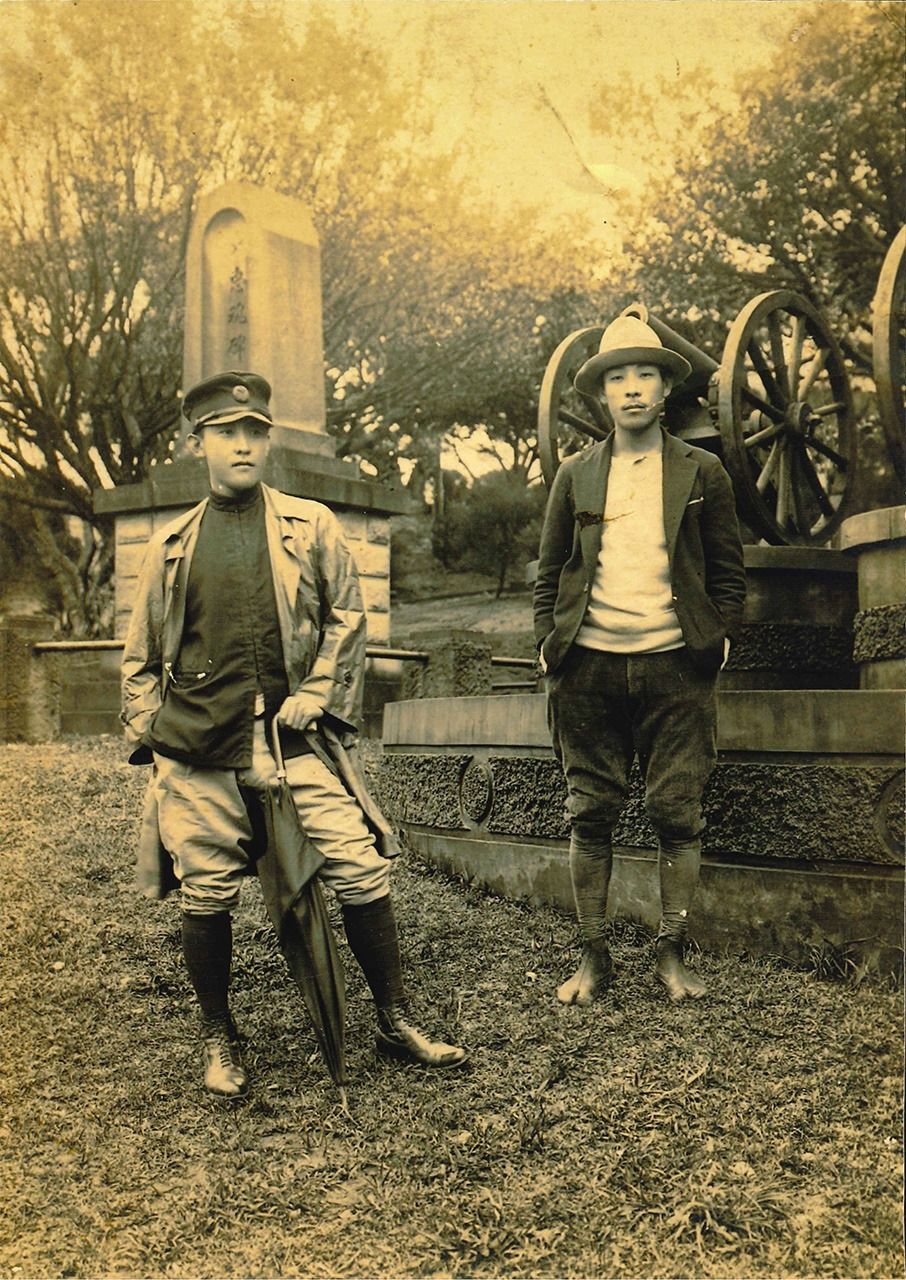 1930年左右，任職臺灣總督府道路港灣課時代，監督現場時的樣子（窗道雄為圖右）