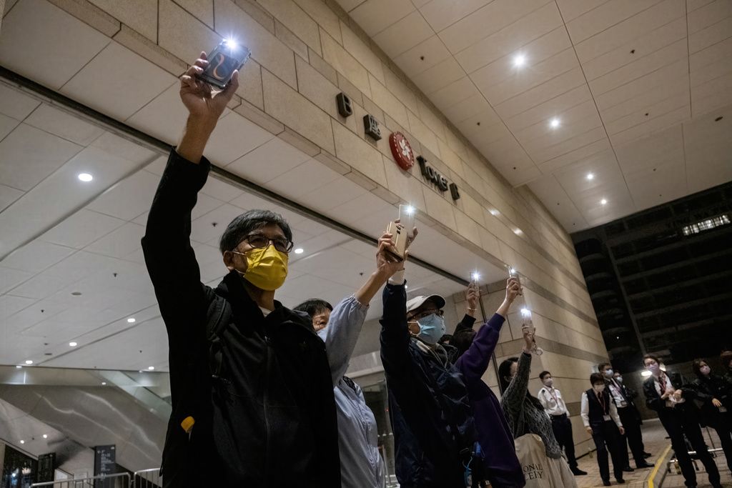 2021年3月5日，許多人在香港西九龍法院外，聲援因為國安法而被拘捕的民主運動人士。(Credit Image: © Isaac Wong/SOPA Images via ZUMA Wire)