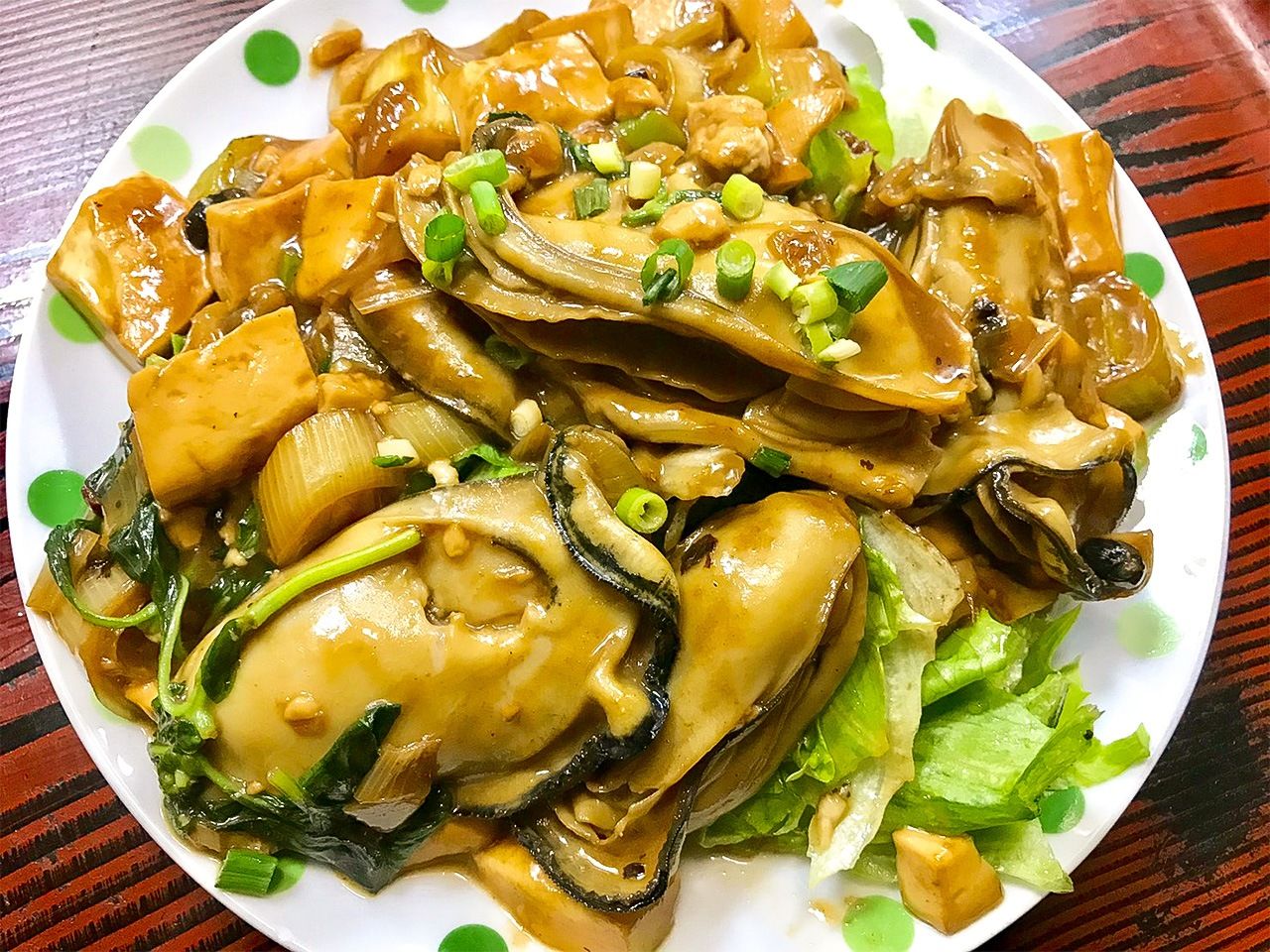 香味的名菜「蔭豉蚵仔」，因為台灣的小型蚵仔在日本不好找，河田泰宗用日本廣島產的大牡蠣來代替。（攝影：鄭仲嵐）