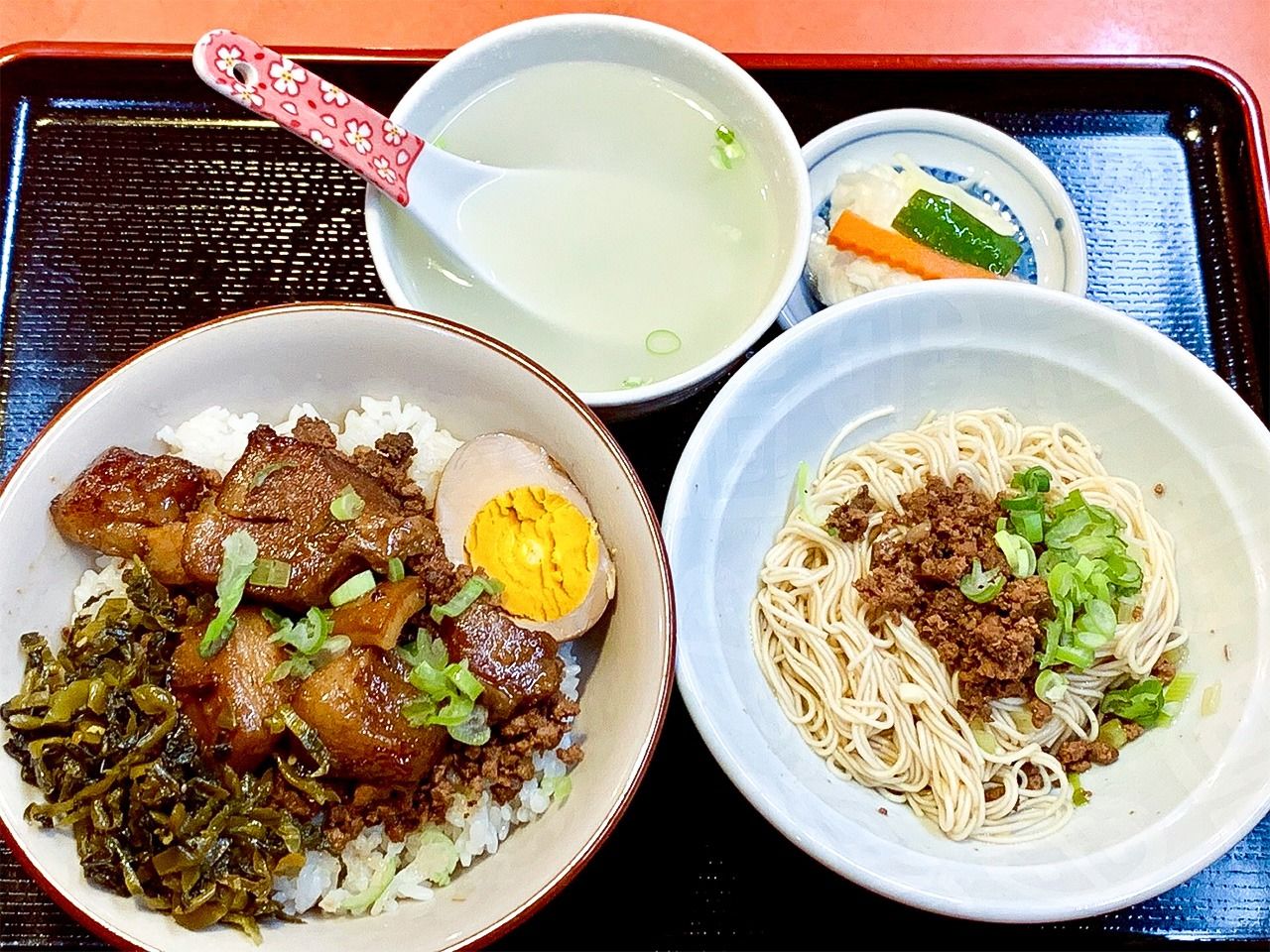 香味的滷肉飯與乾麵線等都經過改良，受到不少日本客人歡迎。（照片提供：河田泰宗）