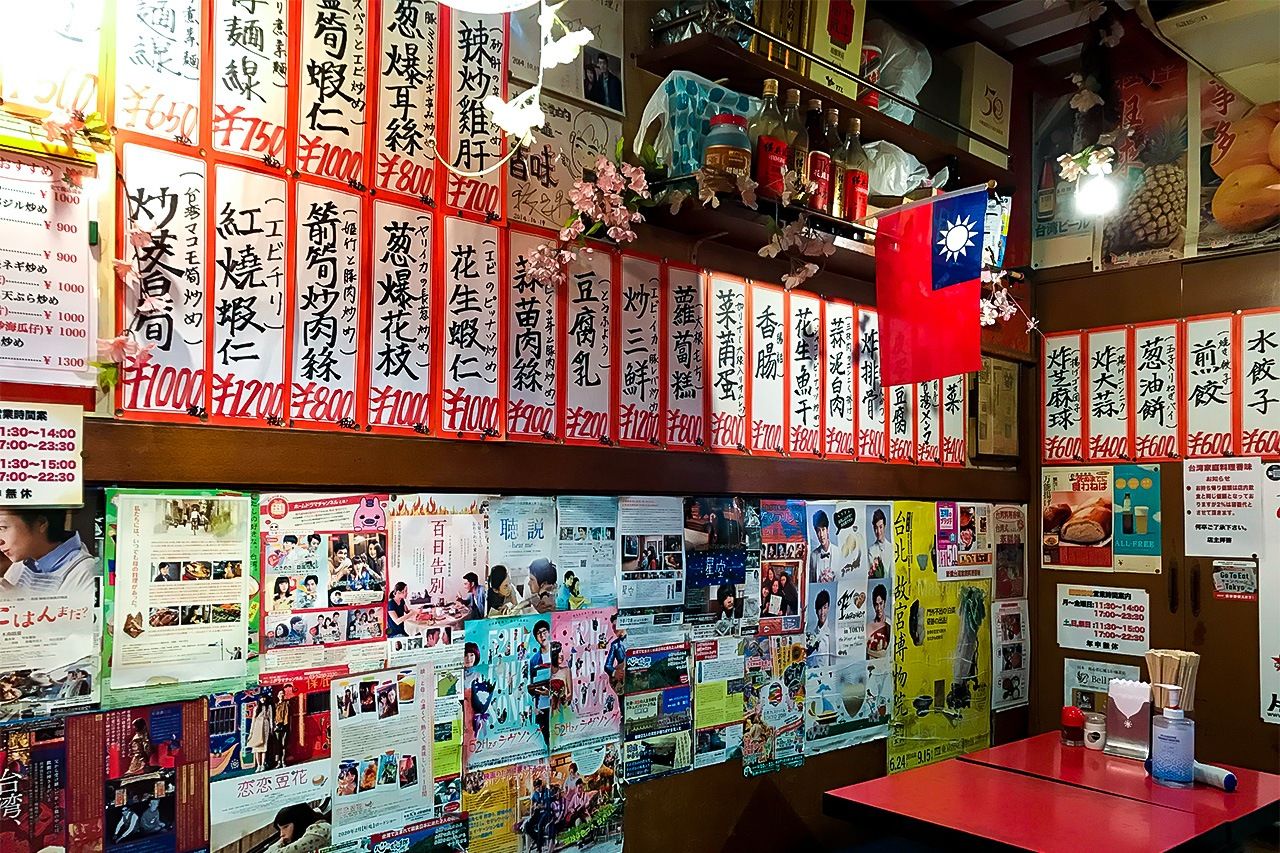 香味店內許多手寫菜單，都保持台灣特色的菜名。（攝影：鄭仲嵐）