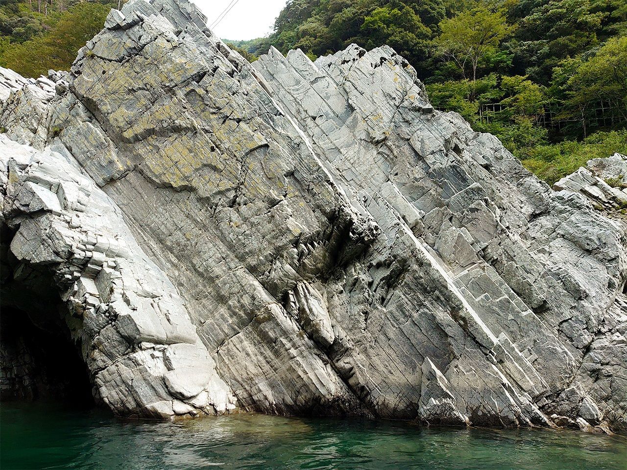 大步危峽兩岸,含礫片岩的片理