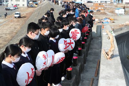 唐鳳認為，尊重自然下彼此互敬是台日擁有的共同價值，圖為東日本大地震十週年時在防波堤旁祈禱的中學生。（時事）