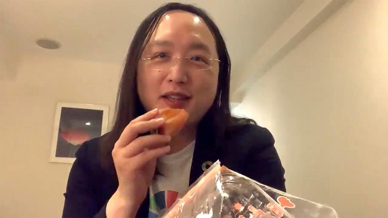 在2019年3月，唐鳳造訪東京時，就曾經食用柿餅支持福島縣的地方創生活動。（取自Twitter：Audrey Tang 唐鳳）