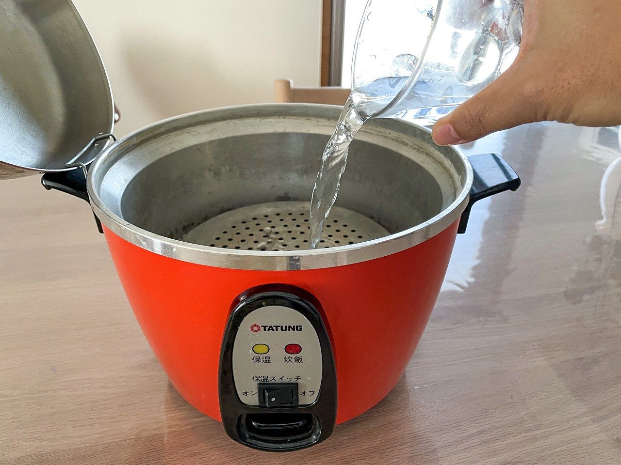 在電鍋外鍋內放入水。不用特別計算水量大致的量即可！
