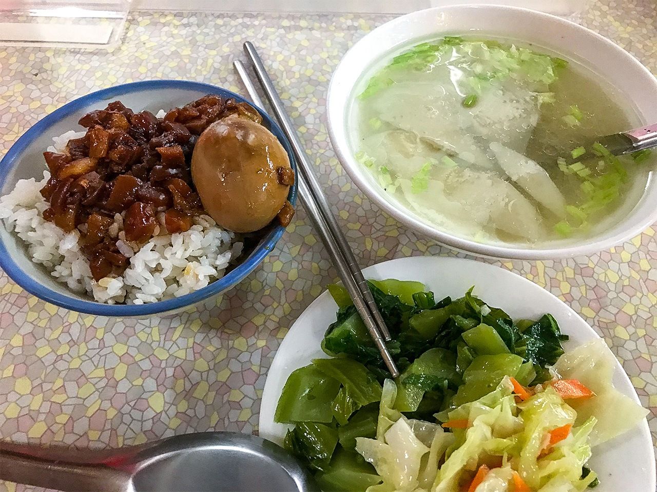 台北市內傳統市場的滷肉飯（攝影：鄭仲嵐）