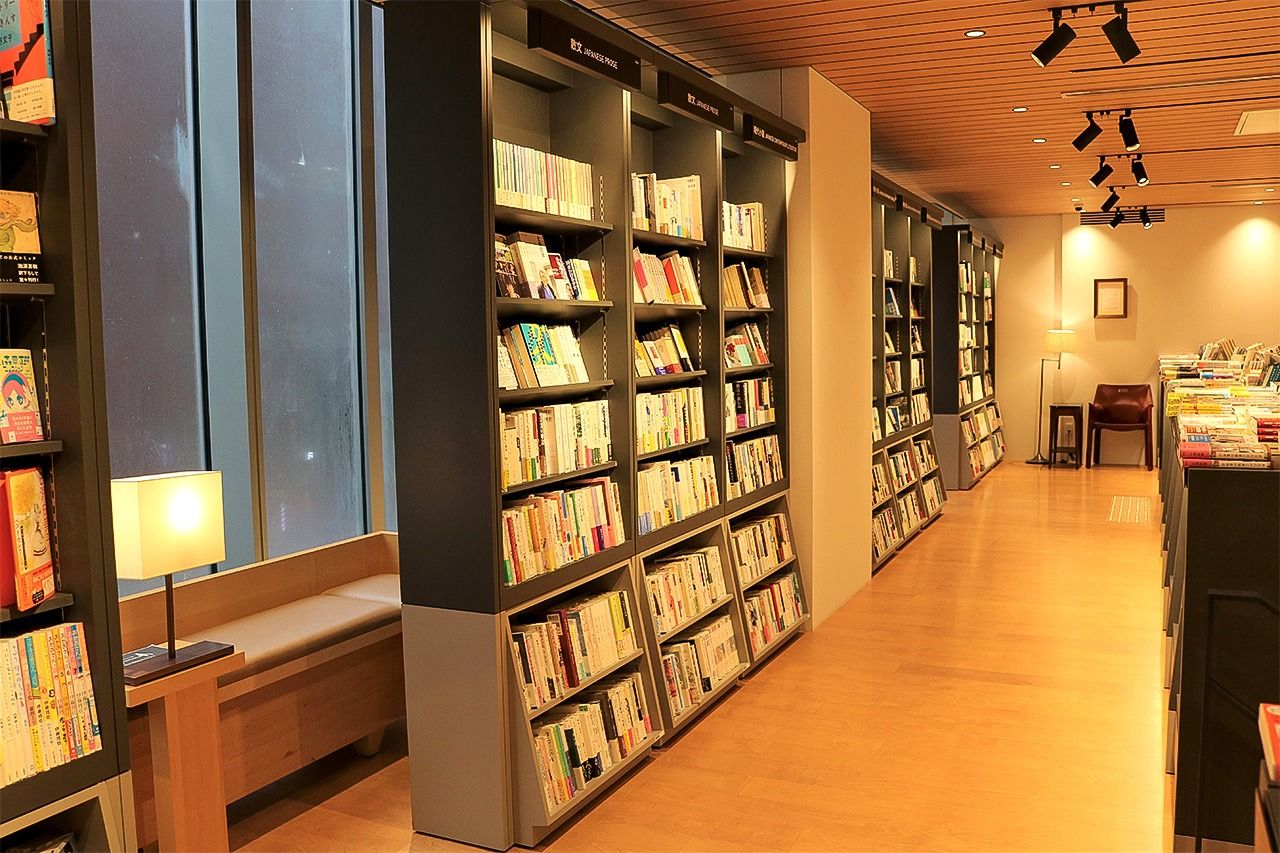 誠品書店特有的黃色柔和燈光與寬敞走廊，形成獨特的書籍陳列空間。圖為「文學長廊。」（誠品生活日本橋提供）