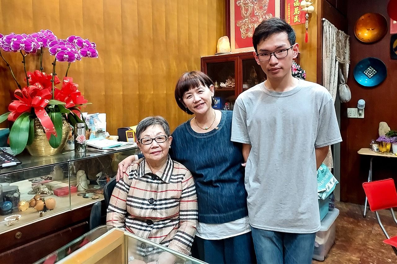 中央為現任老闆林秋瑾女士，左為林媽媽，右為外甥