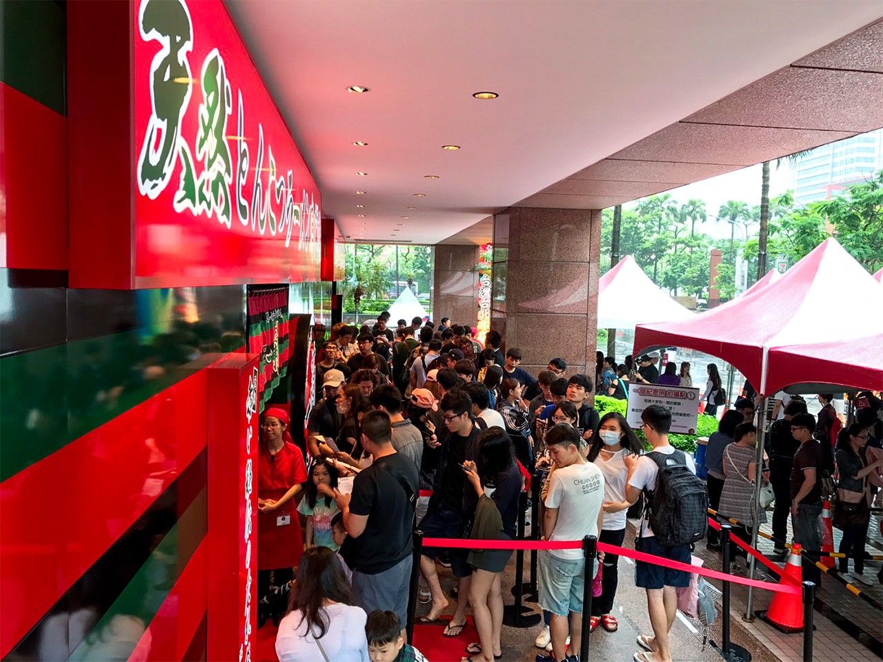 一蘭在台灣開設首間分店後，曾經創下312小時排隊熱潮，照片為2017年6月15日的開幕當日（照片提供：一蘭台灣）