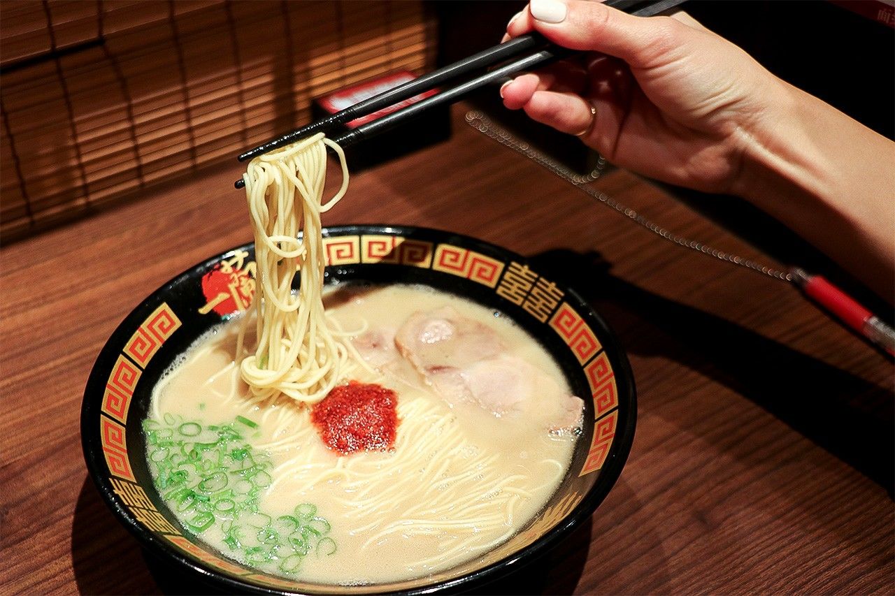 一蘭拉麵堅持湯頭是每天從日本空運，雖然成本較高但保持絕對原味。（攝影：鄭仲嵐）