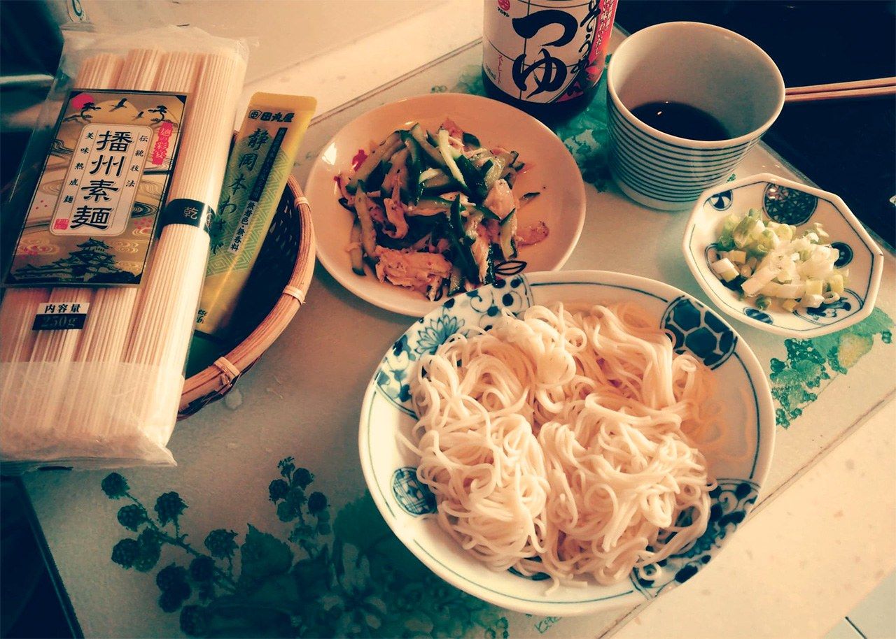 自己動手做簡單的素麵，下酒菜，來簡單回味日本食物的味道。（作者自攝）
