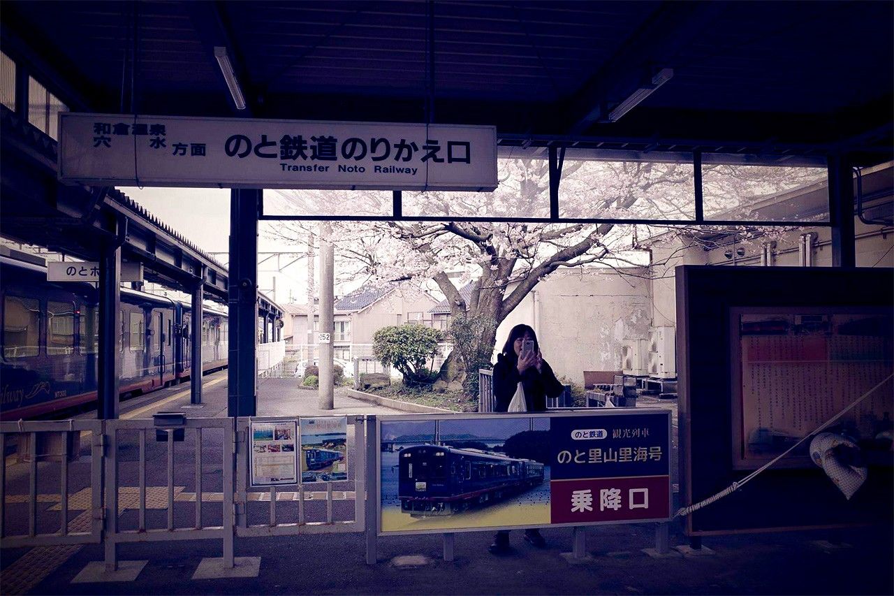 2019年，當時前往金澤遊玩時的筆者，在能登鐵道車轉車時拍照。（Looky Kao攝影）