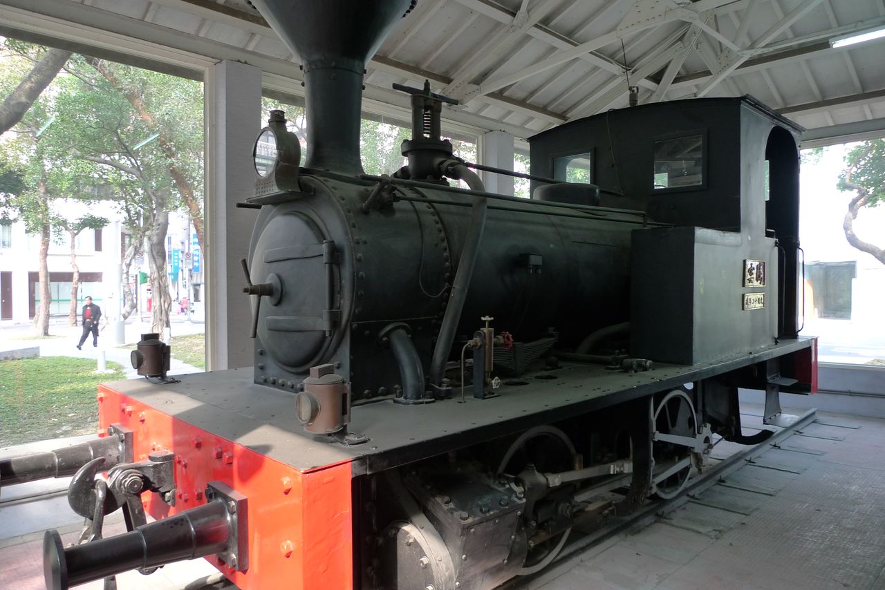 靜態保存的「騰雲號」，置於國立臺灣博物館（原臺灣總督府博物館）旁展示。此為臺灣首輛實際運行上路的德製蒸汽火車