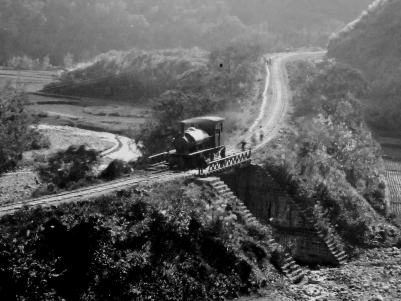 臺灣總督府同時進行既有鐵路的修築與新設鐵路的建設。此為簡易鐵路的樣貌。許多建設材料皆從日本本土運至。圖為新元久先生收藏的舊照片