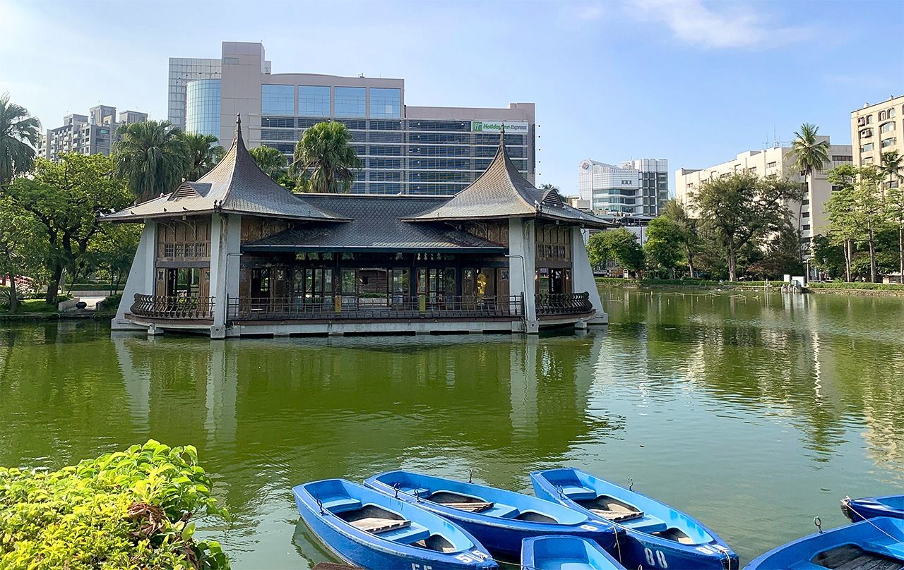 目前仍健在的臺中公園的湖心亭。即使在臺灣也是相當稀少的擬洋風建築。開通典禮上亦有遠從清帝國前來參加的賓客。也有人說湖心亭是臺中市民的象徵。