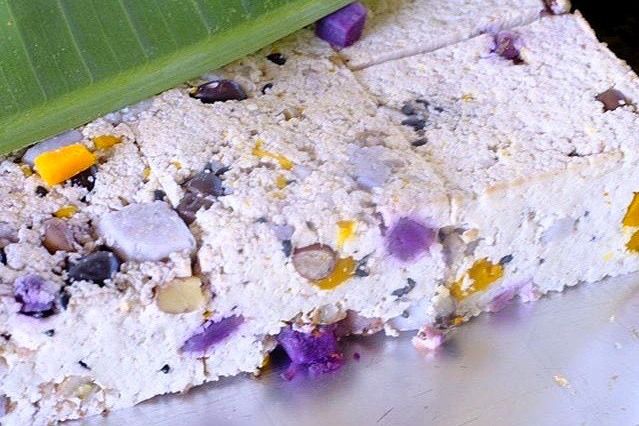 在泰國清邁的有機食品市場看到的、加入了食用花的豆腐(攝影:工藤詩織)